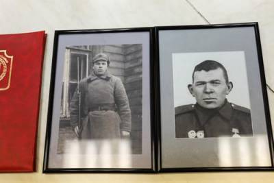 Военный комиссар Москвы вручил сыну фронтовика удостоверения к наградам погибшего отца