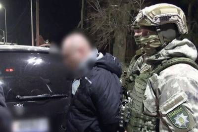 В Немирове задержали мужчину с арсеналом оружия в салоне авто
