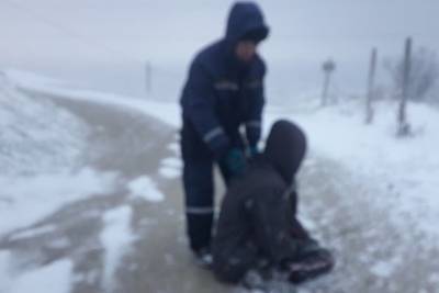 Феодосиец получил обморожение по пути к заснеженной карете скорой помощи