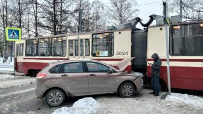 На перекрестке Ярославского и Енотаевской столкнулись "Лада" и трамвай