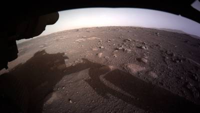 NASA опубликовало первые цветные фото с Марса