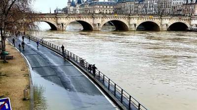 Сена разлилась и затопила набережные в центре Парижа