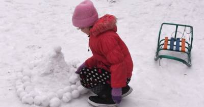 Желтый не есть: педиатры и экологи рассказали, как правильно детям попробовать снег на вкус