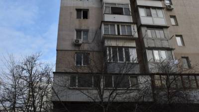 После ссоры с парнем: в Киеве из окна многоэтажки выпала 17-летняя девушка