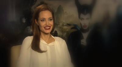 Разгоряченная Анджелина Джоли покрасовалась в белом платье с глубокими вырезами: "Опасная элегантность"