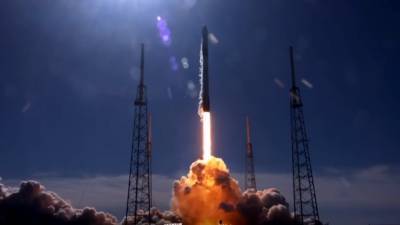 SpaceX намерена запустить ракету с гражданским экипажем в 2021 году