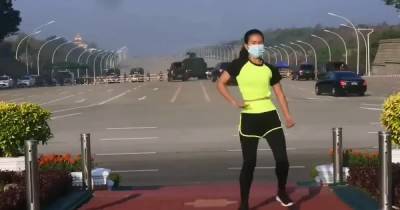 Аэробика с бронетехникой: видео танца во время военного переворота в Мьянме стало вирусным в Сети