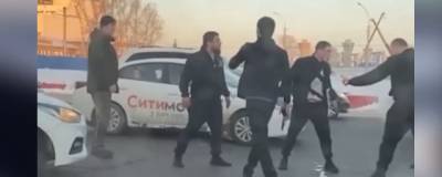 В Новосибирске на площади Труда водители машин затеяли потасовку