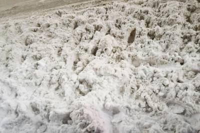 Жителям Бузулука куча снега мешает поворачивать на дороге