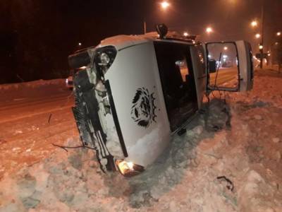В Кузбассе Lada столкнулась с ВАЗом и врезалась в ограждение, есть пострадавшие