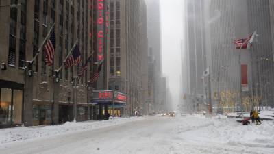 Снежный шторм остановил вакцинацию от COVID-19 в Нью-Йорке