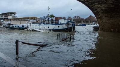 Сена вышла из берегов и затопила часть Парижа: видео, фото