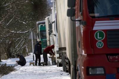 Около 150 грузовиков скопилось на трассе "Байкал" в Иркутской области из-за морозов
