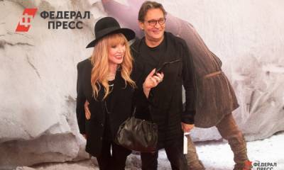 Пугачева с дочкой показали фото у «сказочного» окна в замке