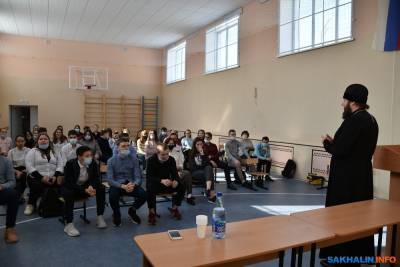 Архиепископ Аксий пообщался со школьниками Южно-Курильска