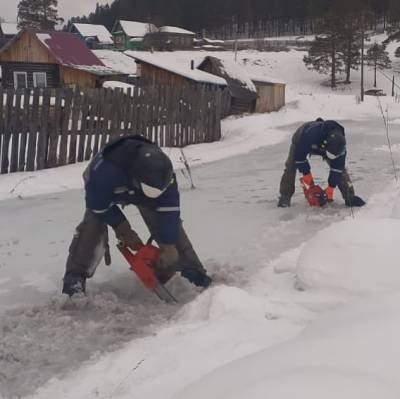В уральском поселке спасатели пять часов пилили лед, чтобы не затопило дома