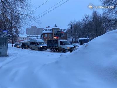 Снегопад пришёл «неожиданно». В Ульяновске транспортный коллапс