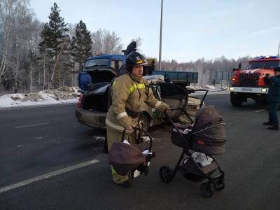 На трассе под Челябинском автомобиль с маленькими детьми врезался в столб