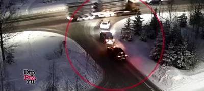 Три автомобиля столкнулись в Петрозаводске и создали пробку в "час пик" (ВИДЕО)