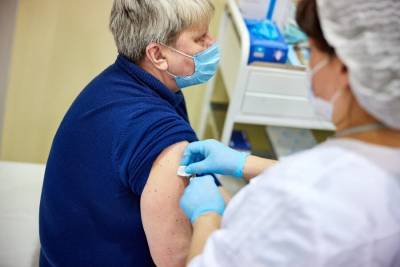 Главный терапевт РФ назвала побочные эффекты вакцинации от COVID-19