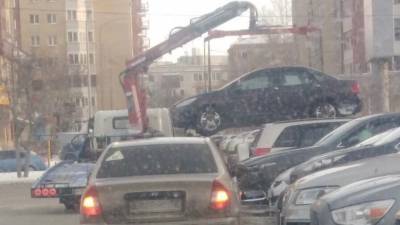 В Тюмени около «Столыпина» эвакуируют автомобили