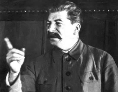 Иосиф Сталин - В Нижневартовске учитель потребовал снять со стены портрет Сталина - nakanune.ru - Нижневартовск