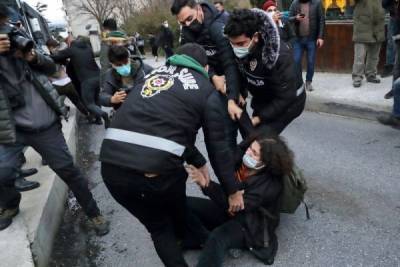 Полиция Стамбула взяла штурмом кампус Босфорского университета