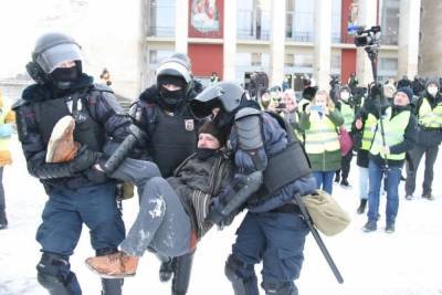 Суды Петербурга арестовали 109 человек за участие в митинге 31 января