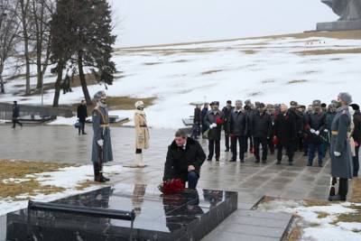Волгоградцы почтили память защитников Отечества на Мамаевом кургане