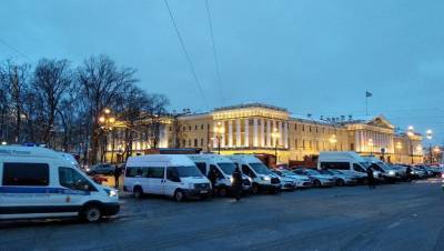 Полиция заняла центр Петербурга в день суда над Навальным