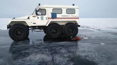МЧС начало поиски ушедшей под лед на Байкале машины с людьми