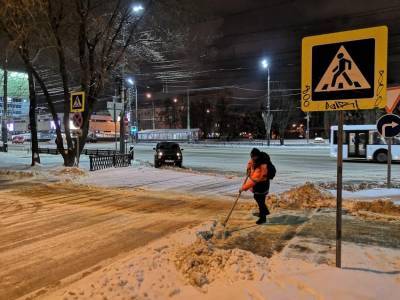 Ночью в Воронеже со снегом боролись 246 единиц техники