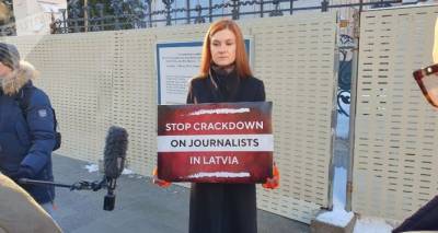 В Москве проходит одиночный пикет в поддержку русскоязычных журналистов Латвии
