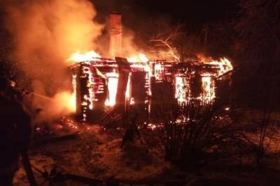 Ночью в Рославльском районе смоляне вызвали пожарных, увидев горящий соседский дом