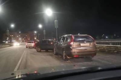 Два ДТП на мосту в Пскове обошлись без пострадавших