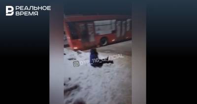 Видео из соцсетей: в Казани проводят проверку после того, как пассажирку высадили из автобуса в снег