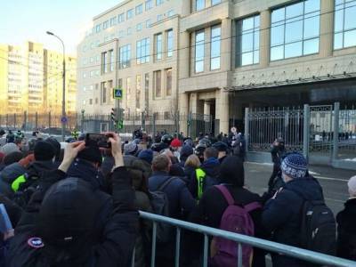 Полиция оттесняет сторонников Навального от здания Мосгорсуда, начались задержания