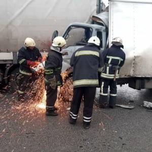 На трассе Запорожье-Днепр столкнулись два грузовика. Фото