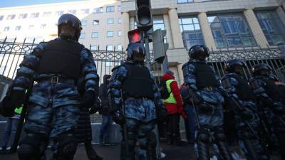 Дело Навального: к суду пришли иностранные дипломаты, начались первые задержания