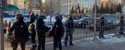 Около Мосгорсуда, где рассмотрят дело Навального, усилили меры безопасности