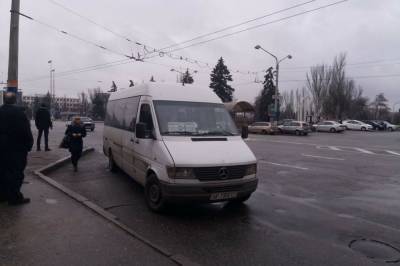 В Запорожье водитель маршрутки врезался в столб и сбежал, пострадало много людей: видео момента ДТП