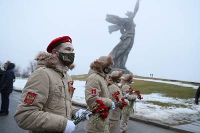 Жители возложили цветы на Мамаевом кургане в честь 78-летия победы в Сталинградской битве