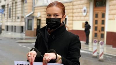 Бутина провела пикет у Дома приёмов МИД России в поддержку русскоязычных журналистов в Латвии