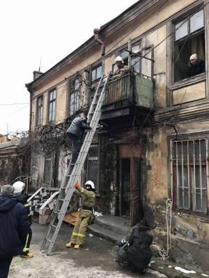 В Одессе в жилом доме рухнула лестничная клетка, жильцов эвакуировали (фото)