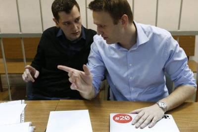 Полиция начала задерживать людей у суда, где пройдет слушание по делу Навального