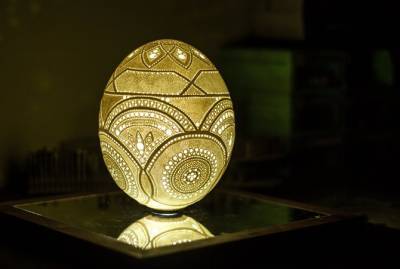 Вьетнамский художник за три года сделал более 45 тысяч дырочек в страусином яйце