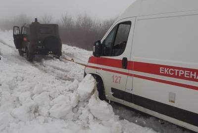 В Николаевской области машины "скорой" трижды застревали в сугробах