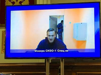 Полиция начала задерживать собравшихся у Мосгорсуда, где судят Алексея Навального