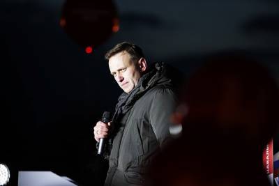 В Мосгорсуде начался суд над Алексеем Навальным. Первым делом он обратился к жене