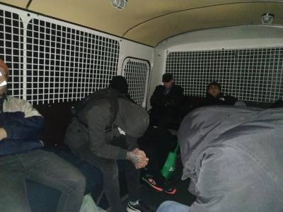 Не кормят и не пускают в туалет: задержанных на протестах в России держат в автозаках: видео